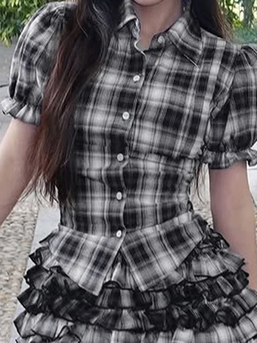 퍼프 슬리브와 라펠 칼라가 있는 여성용 체크 무늬 블라우스로 세련된 룩을 연출하는 여름 탑