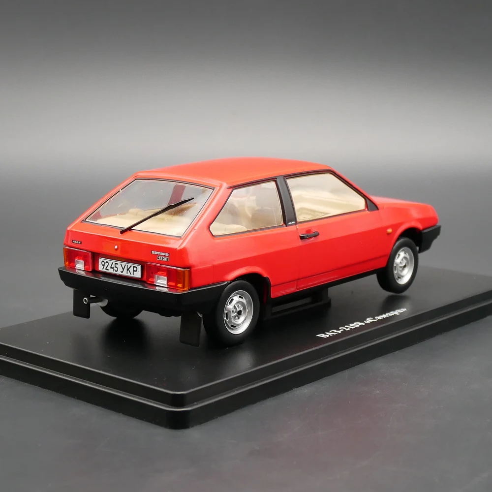 Diecast Ixo 1:24 Scale Lada Samara VAZ 2108 Soviet Old Car Alloy Car Model Collectible Toy Gift Souvenir Display Ornament