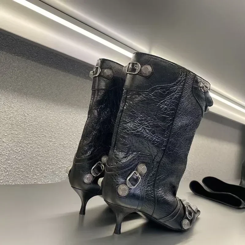 รองเท้าบูทส้นสูงทรงกระบอกปลายแหลมประดับหมุดสไตล์ยุโรปและอเมริกาสำหรับผู้หญิง แฟชั่นโชว์ รองเท้าบูททรงเรโทร