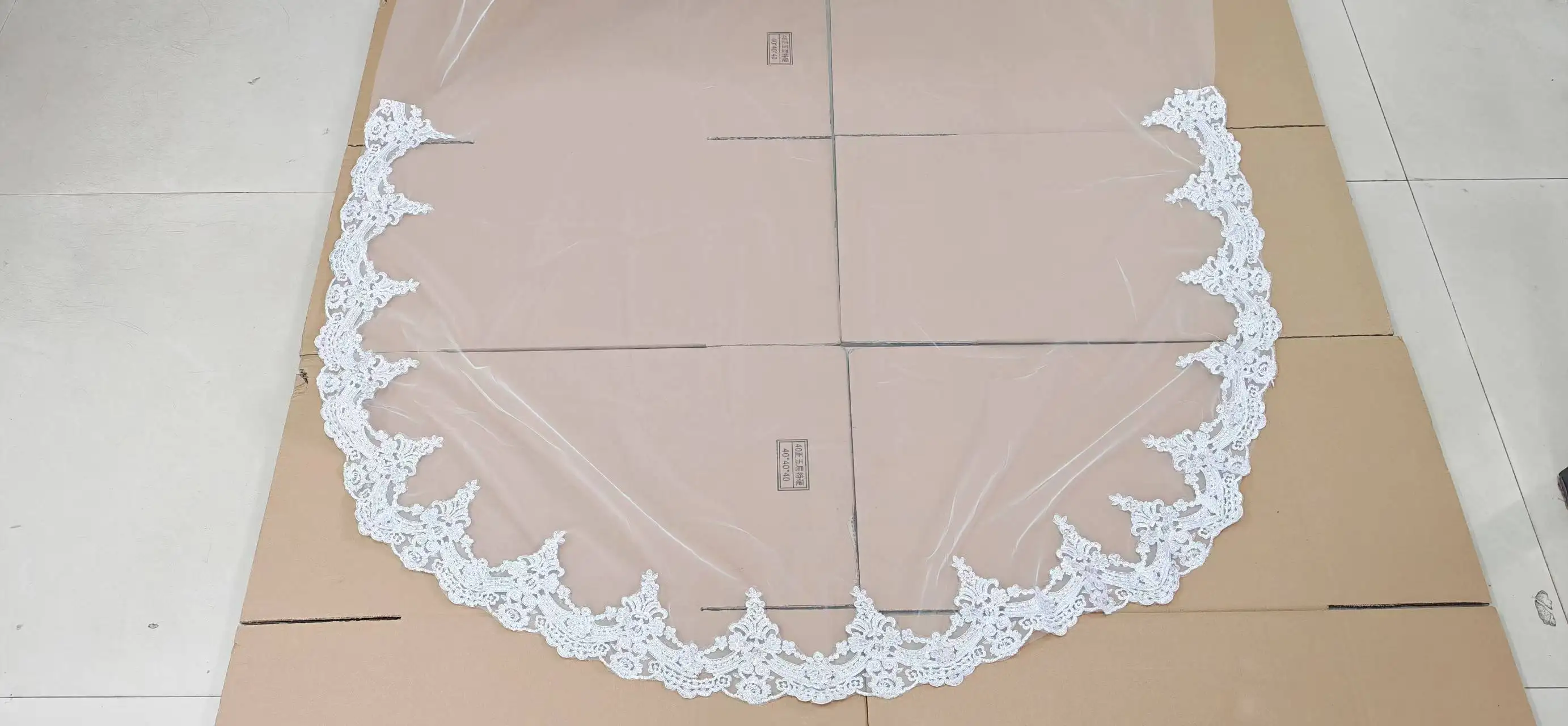 Heißer Verkauf Eleganter Blumen-Spitzenrand-Applikationen-Schleier mit Kamm, 1-stufiger Schleier, 3 m x 1,5 m lang, Kathedralenlänge, Hochzeits-Braut-Accessoires – Detail 3