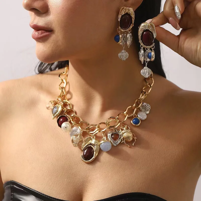 

Ретро-колье с подвеской в виде искусственного драгоценного камня, роскошный дизайн, цепочка на ключицу, трансграничные ювелирные изделия, сплав, жемчуг, цветной сплав