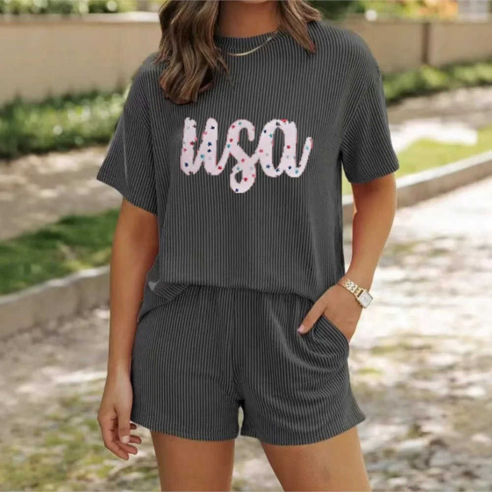 تي شيرت عصري مطبوع بأكمام قصيرة طقم مكون من قطعتين للصيف شورت جيب رياضي فضفاض غير رسمي طقم مكون من قطعتين 2025