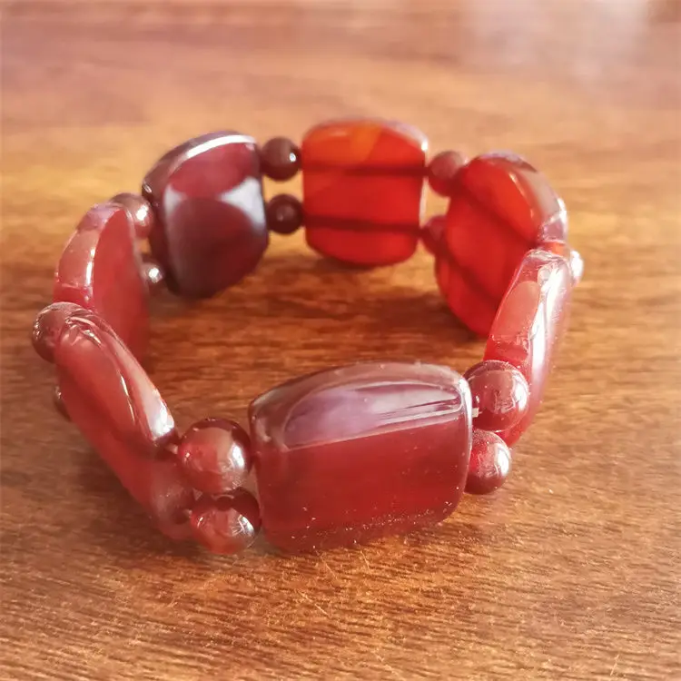 Natural Red Agate Semicircle and Bead-separated Bracelets for Men and Women Are Popular Bracelets for This Year.