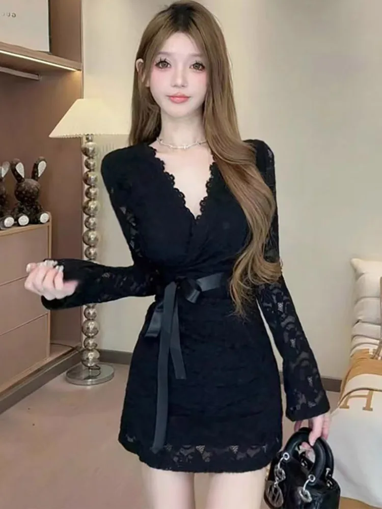 المرأة الوردي الدانتيل الجاكار كم طويل الخامس الرقبة مثير فستان قصير الخريف الشتاء أنيقة مهرجان فستان 2025 الكورية شيك القوس فستان الحفلة الراقصة