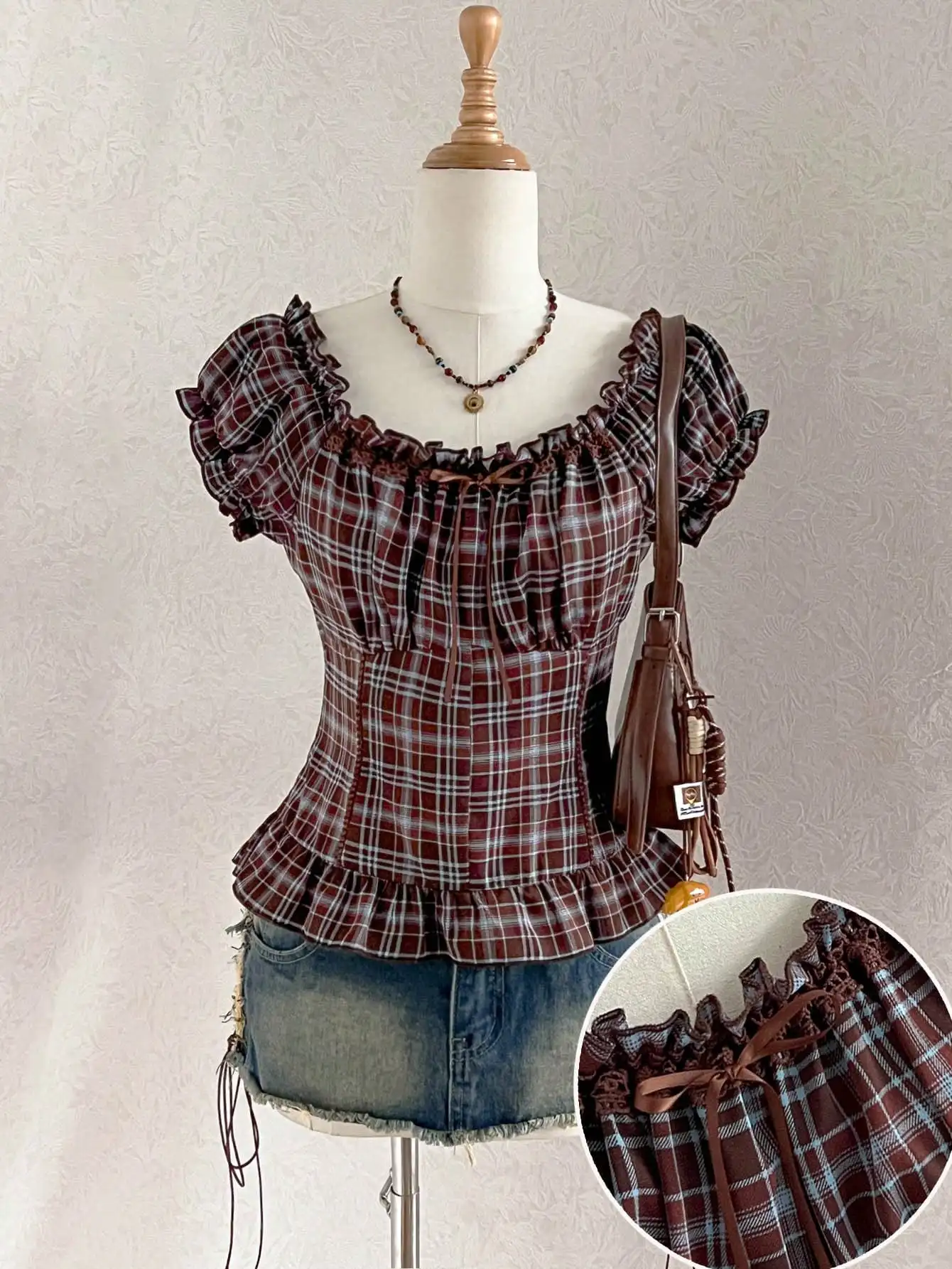 

Женская блузка с открытыми плечами, оборками и клетчатым узором, коричневая