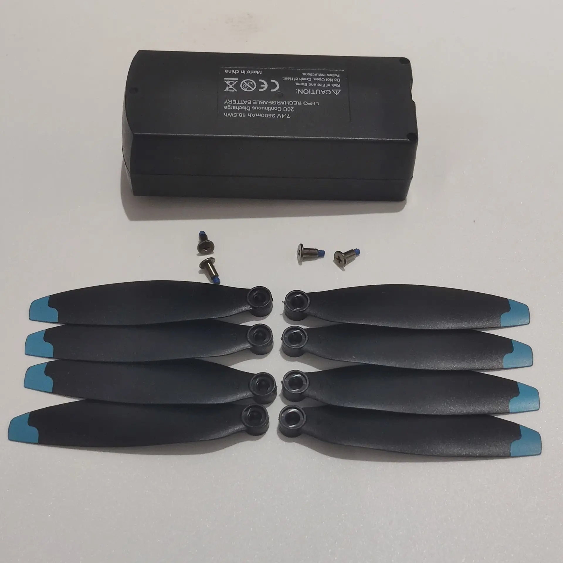 

F194 7.4V 2500mAh Battery 1PCS + Blade Propeller 8PCS Maple Leaf Wings Fan Blades