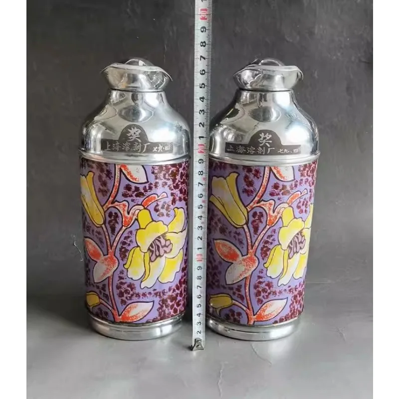 A pair of aluminum iron sheet printed thermos bottles, thermos bottles, old stock in 1979