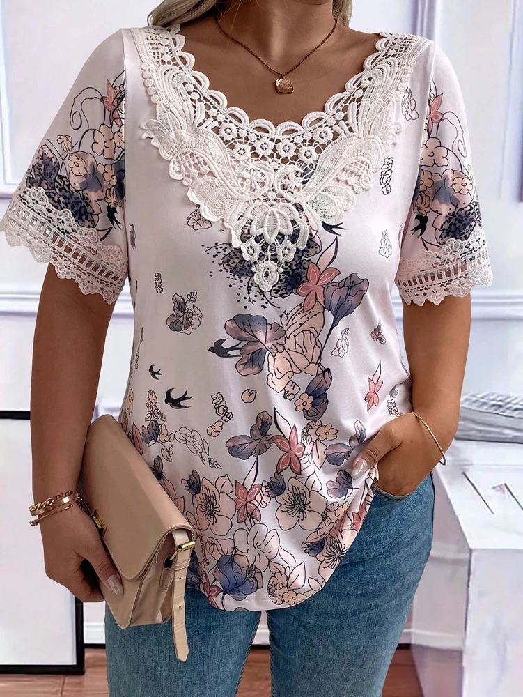 Damska koszulka Plus Size z głębokim dekoltem w serek, koronkowymi wstawkami, basic, codzienna, do pracy, do domu i biura.