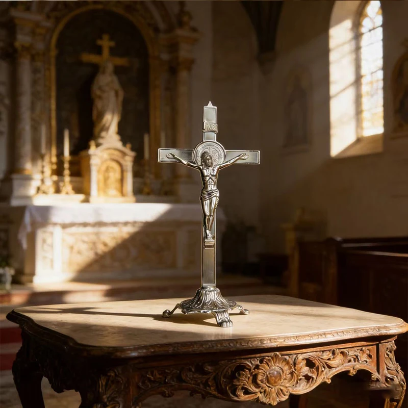 Neues hochwertiges, versilbertes katholisches St.-Benedikt-Kruzifix mit verziertem Sockel, stehendes Kreuz für den Gottesdienst auf dem Tisch und die tägliche Andacht. – Detail 9