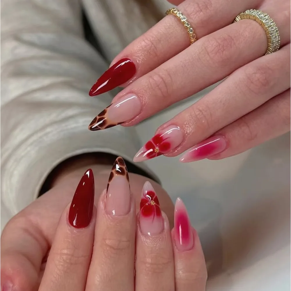 24 Uds. De uñas cortas con prensa de almendra, líneas doradas, diseño de flores, puntas de uñas postizas terminadas, juegos de uñas postizas de moda, manicura Simple