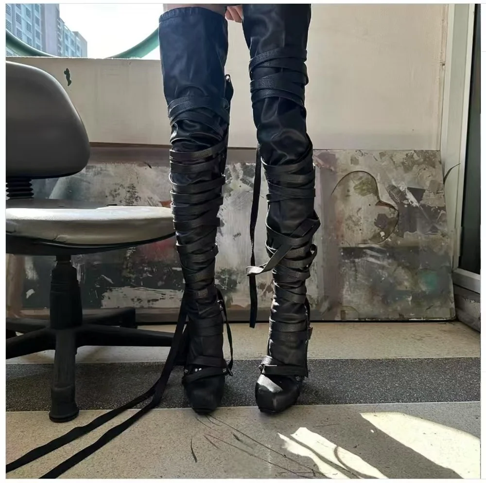 

Черные кожаные сапоги до бедра с квадратным носком и перекрещивающимися ремешками, массивный блочный каблук с пряжкой, женские сапоги в темном гламурном стиле в стиле панк