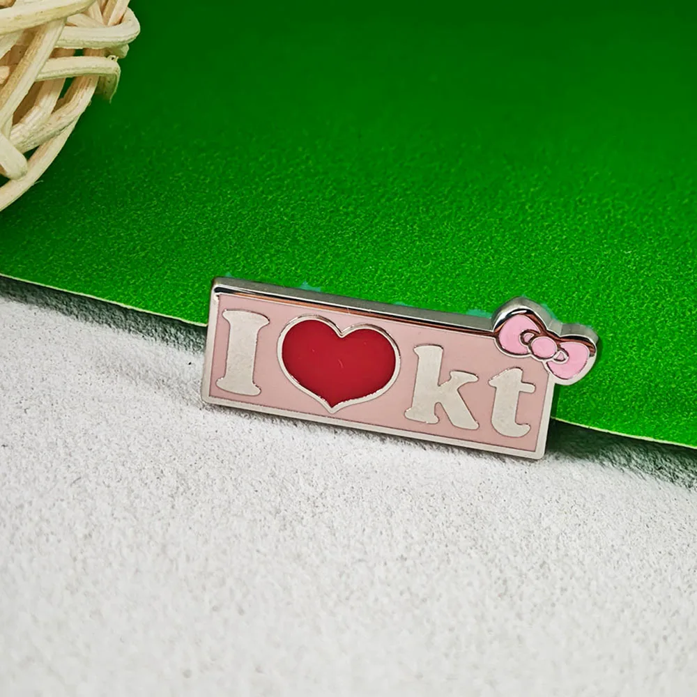 Niedliche Emaille-Pins „I Love KT“-Broschen, rosa Schleife, rotes Herz, Metall-Abzeichen, Anstecknadel für Rucksack, Jeansjacke, Geschenk – Detail 2