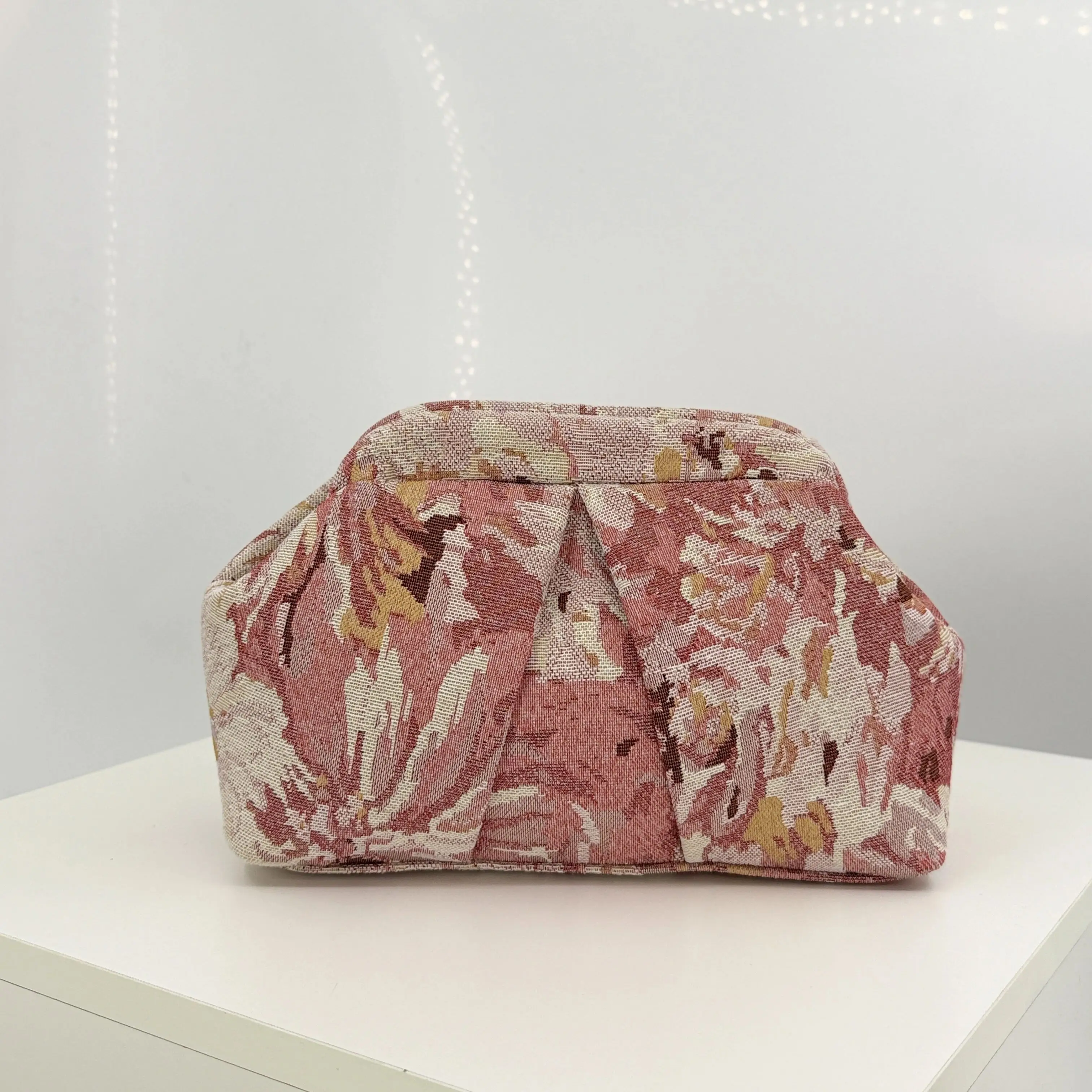 Vintage Pink Floral Jacquard Clutch Bag for Women, Pleated Frame Evening Bag, Pastoral Style Oil Painting Floral Brocade Bag, Wedding Bride Portable Makeup Storage Bag (Pattern Random)