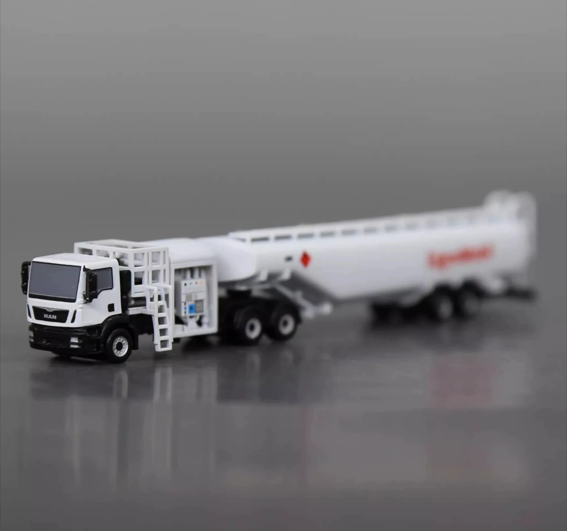 Resin 1:200 Scale Airport Ground Handling Tank Truck Simulation Resin Model Simulation Airport Ground Handling Set
