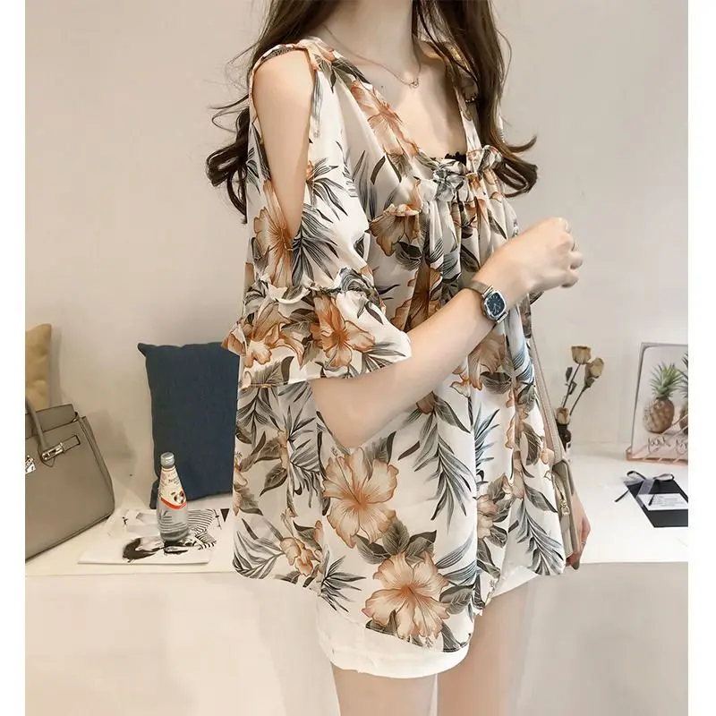 Frauen sexy schulter frei gekräuselte Schnürung Bluse mit Blumen druck Sommer lässig V-Ausschnitt Kurzarmhemd trend ige schicke lose Top weiblich