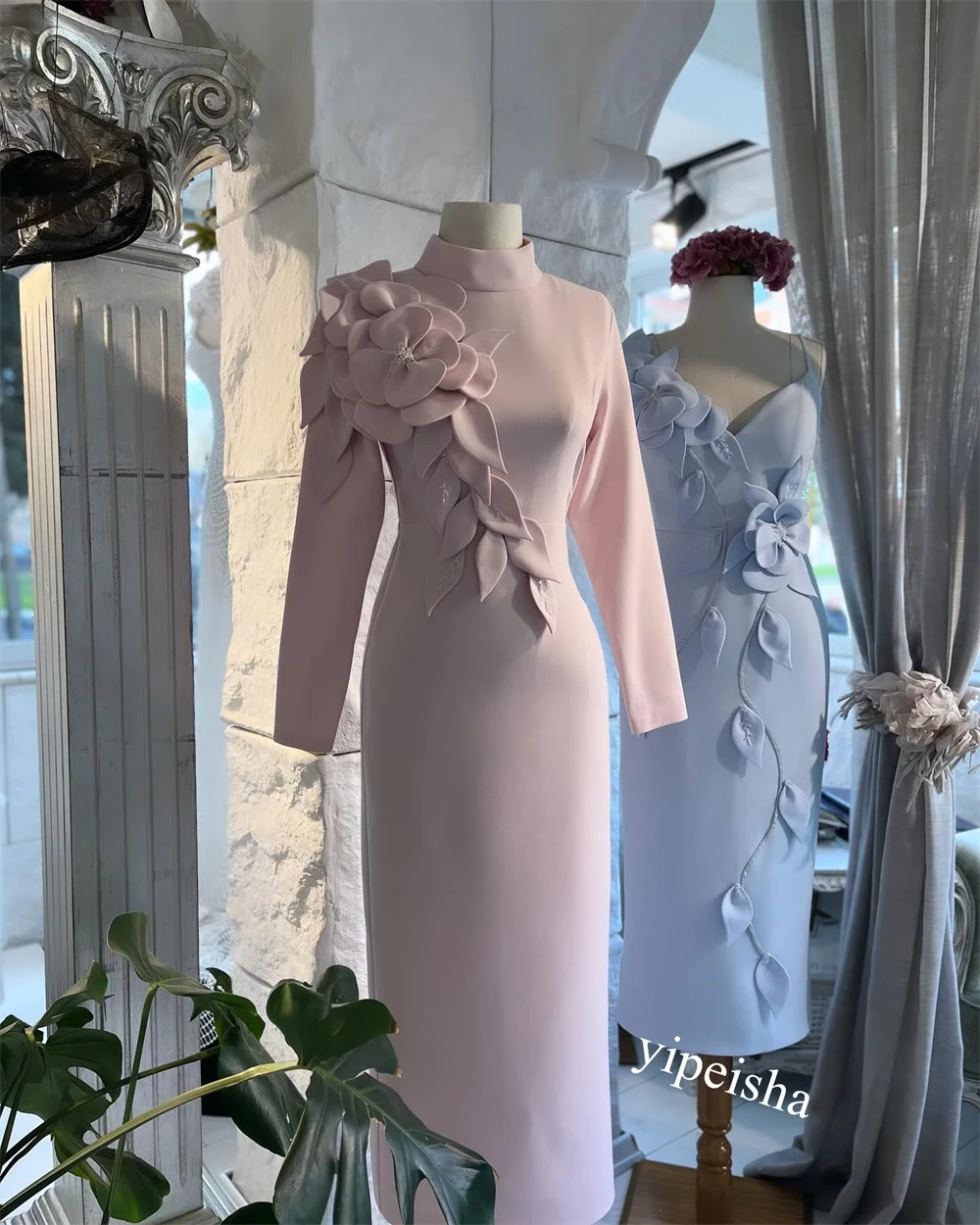 Maßgeschneidertes Satin-Applikations-Clubbing-Kleid in A-Linie mit hohem Kragen, maßgeschneidertes Anlasskleid, Midi es, Saudi-Arabien