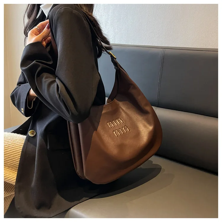 Nova bolsa balde de grande capacidade para mulheres, bolsa espaçosa de ombro e axilas, bolsa de dia de nicho minimalista