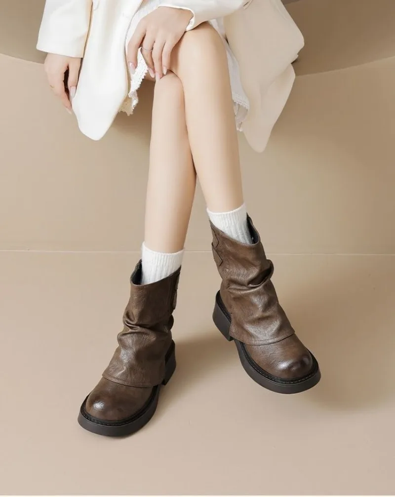 Neue Damen-Stiefeletten mit eckiger Zehenpartie und verstärktem Absatz, dicke Plateaustiefeletten mit Blockabsatz, kurze Retro-Stiefeletten aus weichem Leder mit Reißverschluss auf der Rückseite. – Detail 4