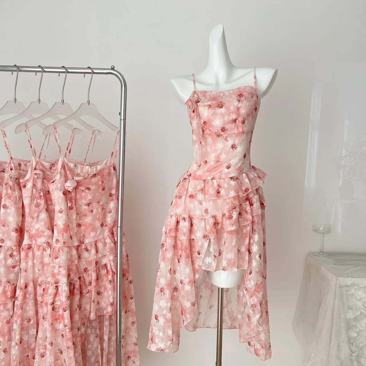 Frauen urlaub träger loses Blumen Maxi kleid 2025 Sommer trend ige unregelmäßige Saum Strand Sommerkleid sexy lange Boho Chic Kleider