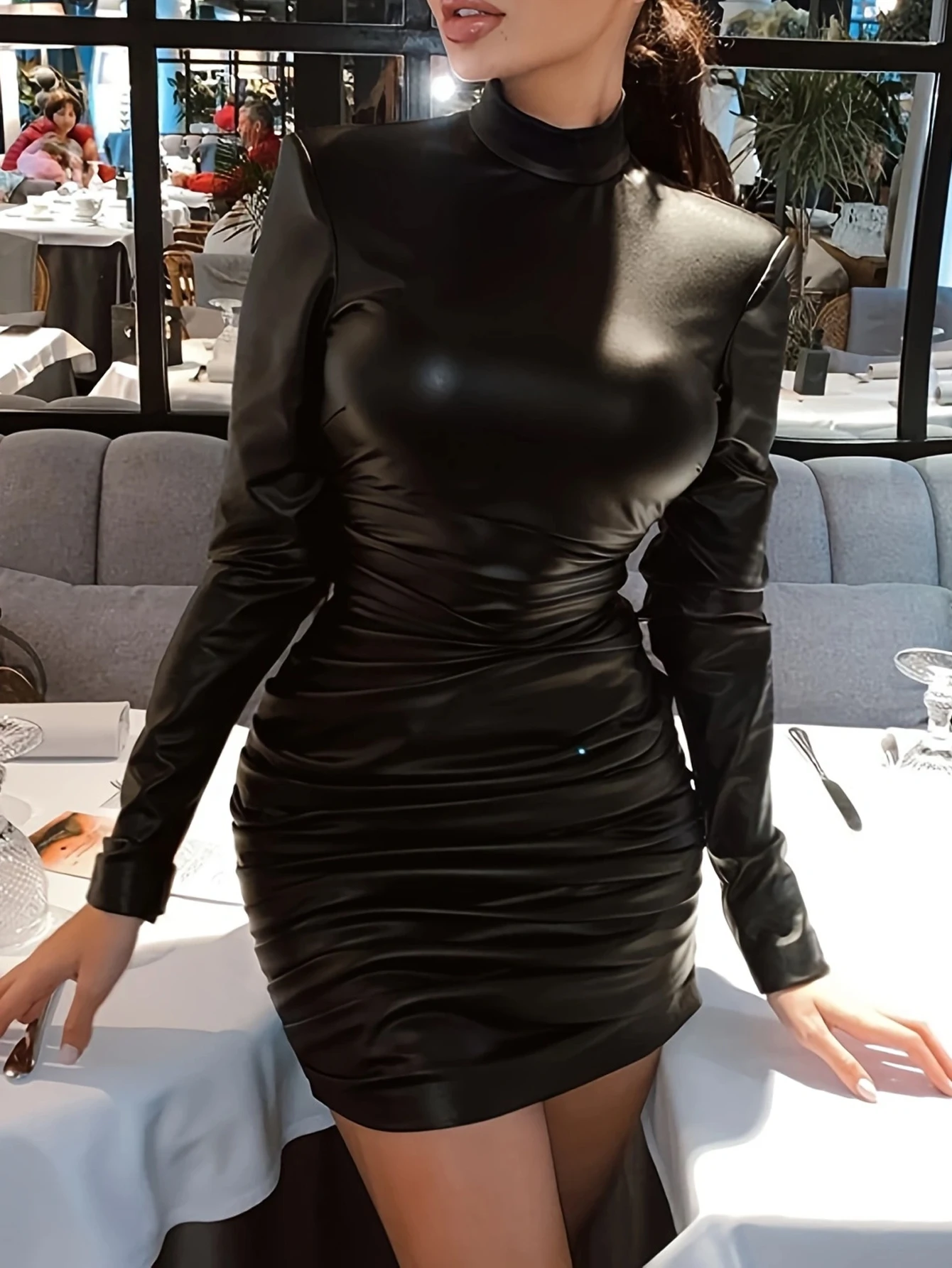 Damen-Lederkleid, sexy, einfarbig, aus PU-Leder, mit hohem Kragen, langen Ärmeln und Schlitz. – Detail 3
