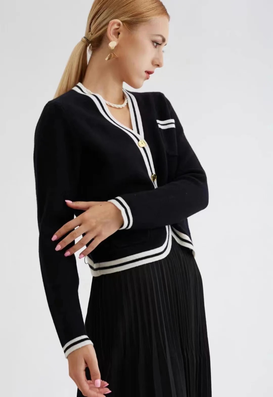100% pure cashmere cardigan women's V-neck color matching small fragrance knit coat temperament Joker long sleeve.