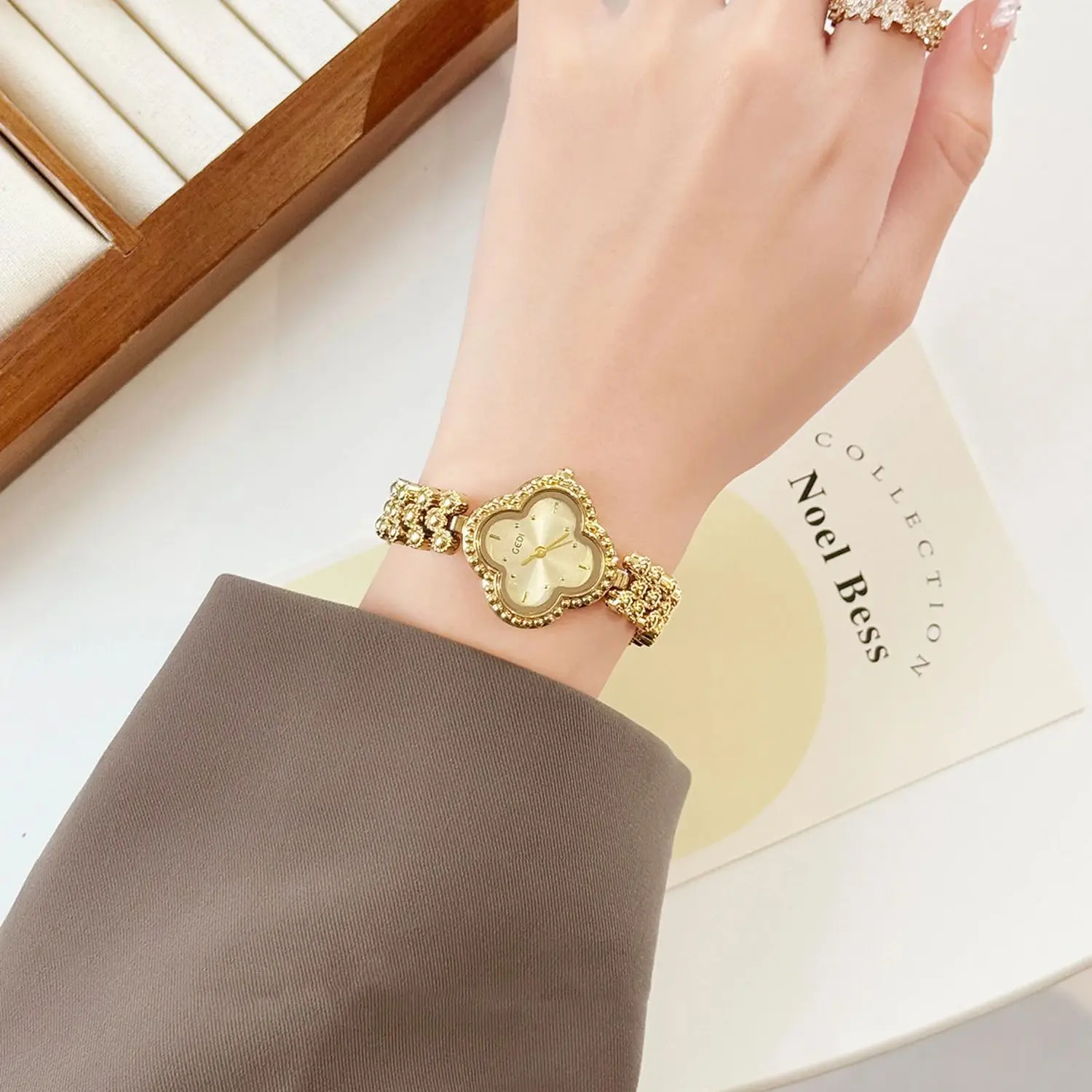 Jam Tangan Mewah Modis untuk Wanita, Jam Tangan Gelang Bermotif Bunga, Jam Tangan Kuarsa Tahan Air yang Indah, Hadiah untuk Wanita