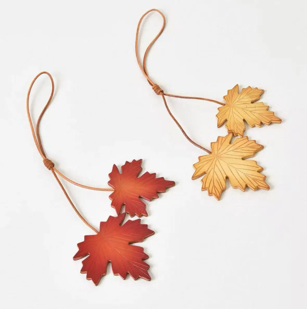 Top layer of cowhide leaves, ginkgo biloba bags, pendants, gradient maple leaves, pet car pendants, keychains literary