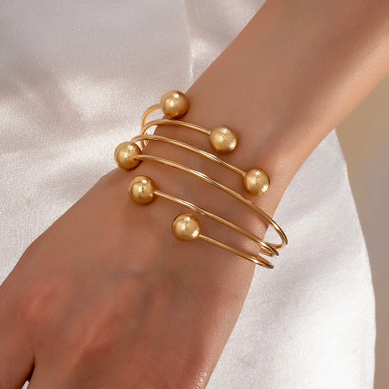 Women's Bracelet, Fashionable and Creative, Exquisite Ball-Shaped Multi-Layered Line Design, Adjustable Open Bracelet, Suitable for Daily Wear