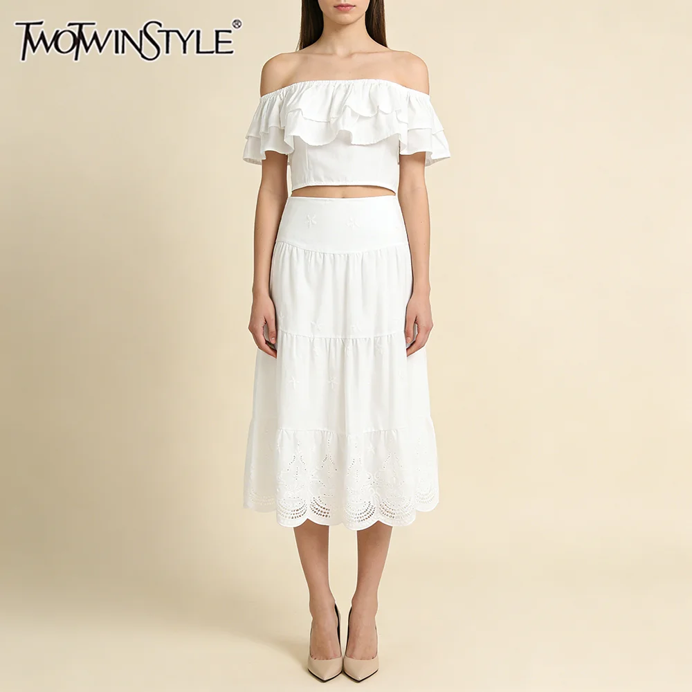 

Комплект TWOTWINSTYLE: белый топ с открытыми плечами и оборками, юбка миди с высокой талией и вышивкой – идеальный образ для стильных выходов в свет