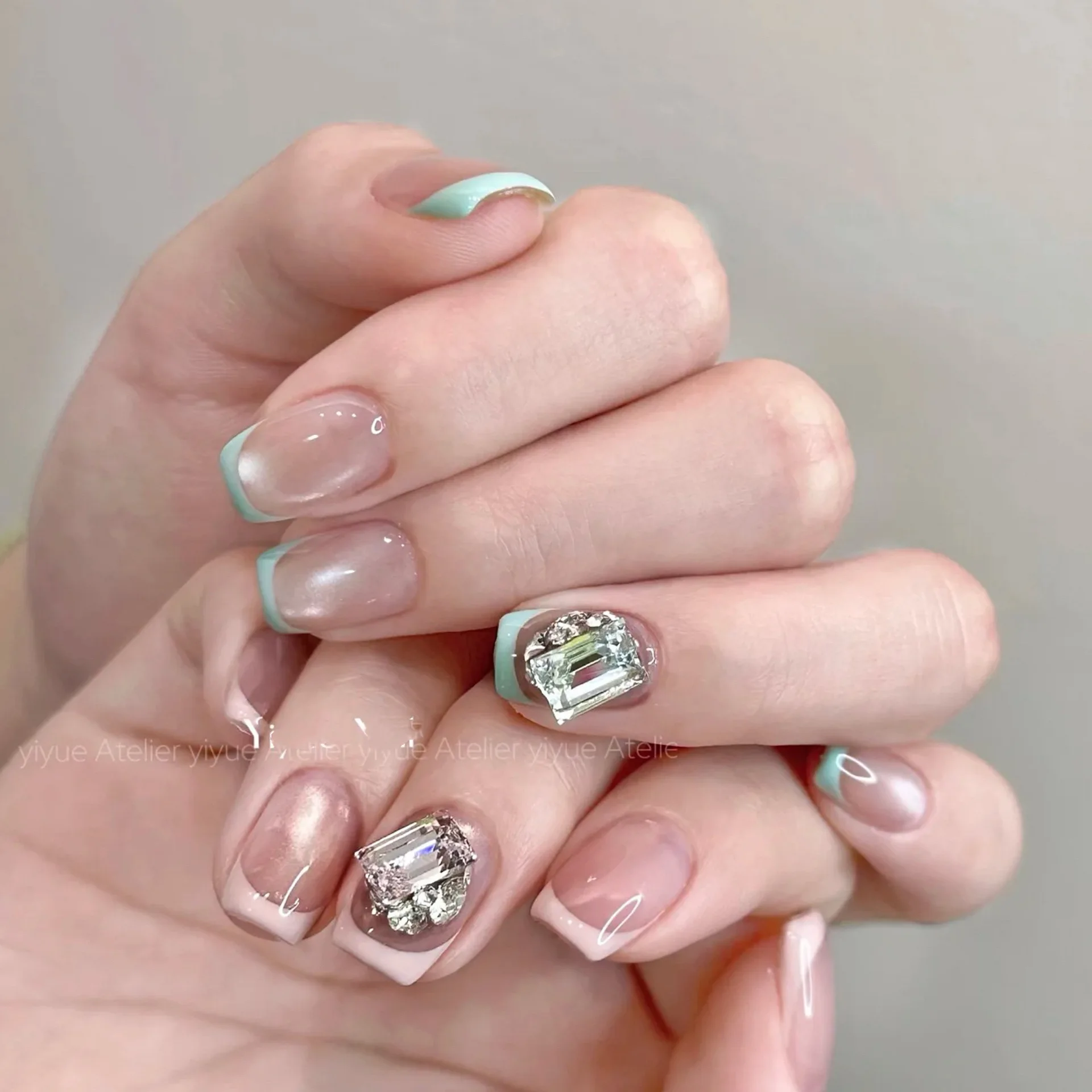 

10pcs Handmade Short Press on Nails French Pink Green Edge Shiny Cat Eye Rhinestone Design Fake Nails Wearable False Nails Tips