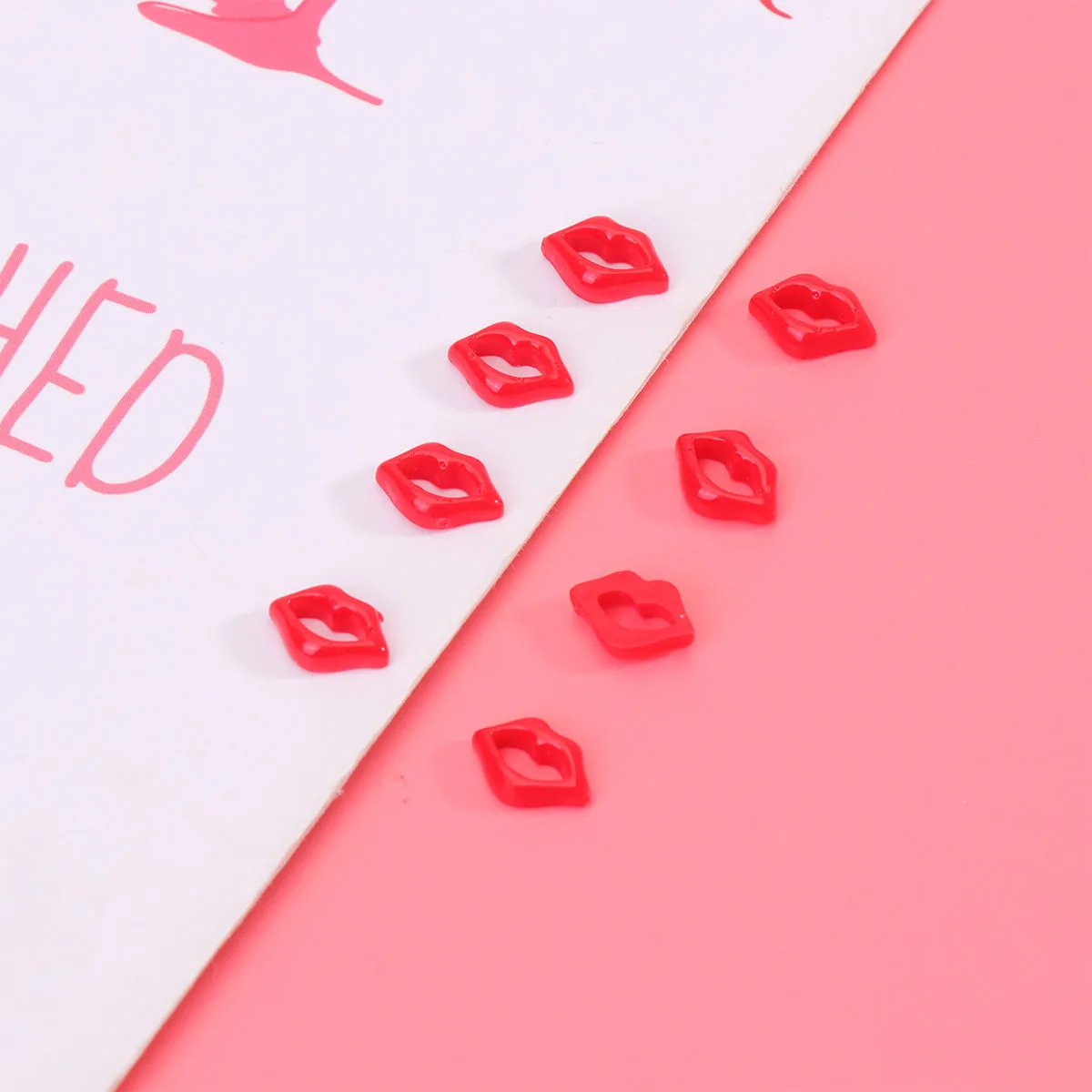 สติกเกอร์ตกแต่งเคสมือถือรูปปากสีแดง 100 ชิ้น งานเรซิ่น DIY สำหรับตกแต่งโทรศัพท์มือถือ กระเป๋า รองเท้า ของตกแต่งที่ไม่เหมือนใคร