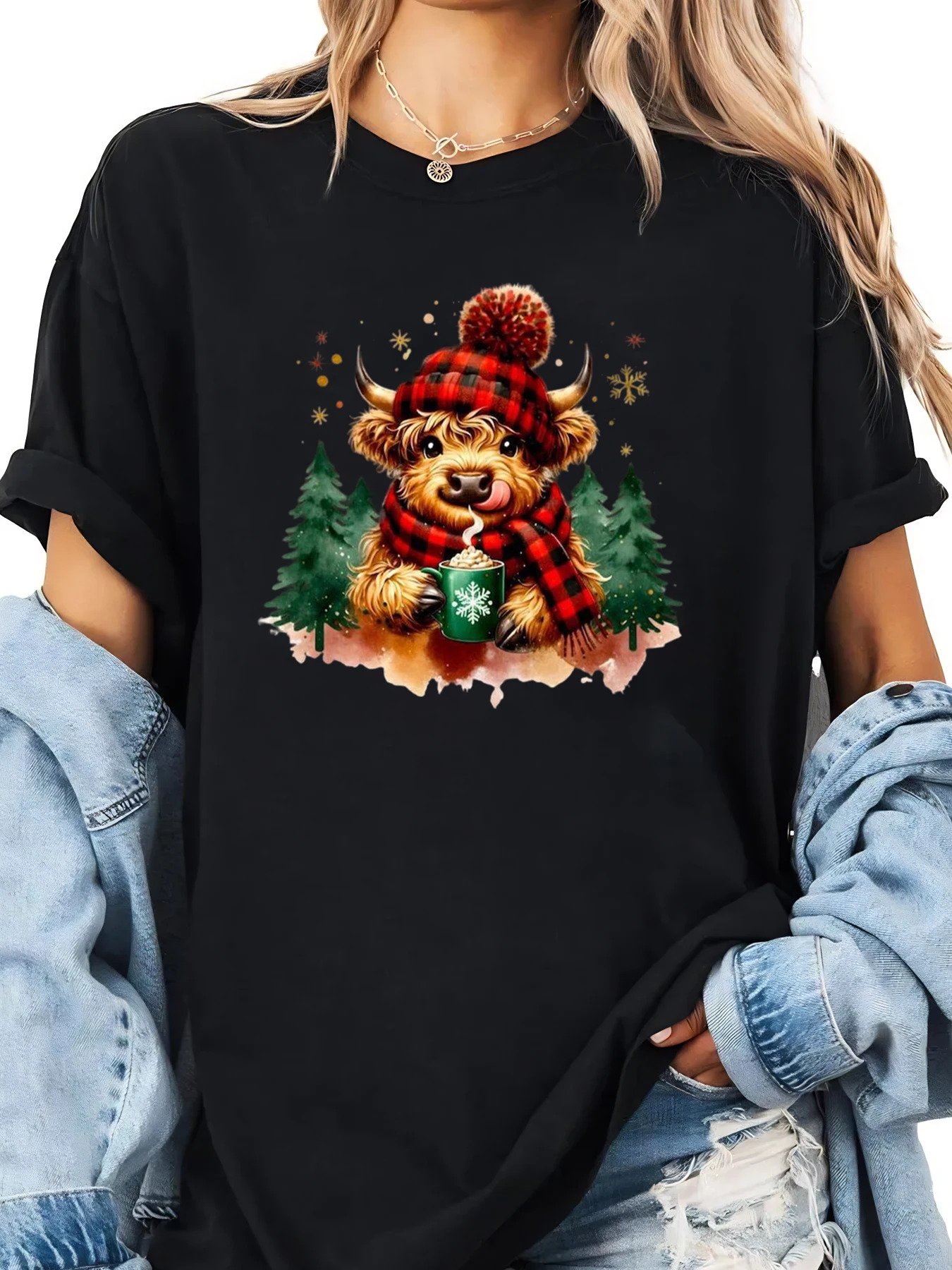 

Cute Highland Cow with Hat and Scarf Christmas Print T-shirt Women Casual Winter Holiday Wear Black Plus-size