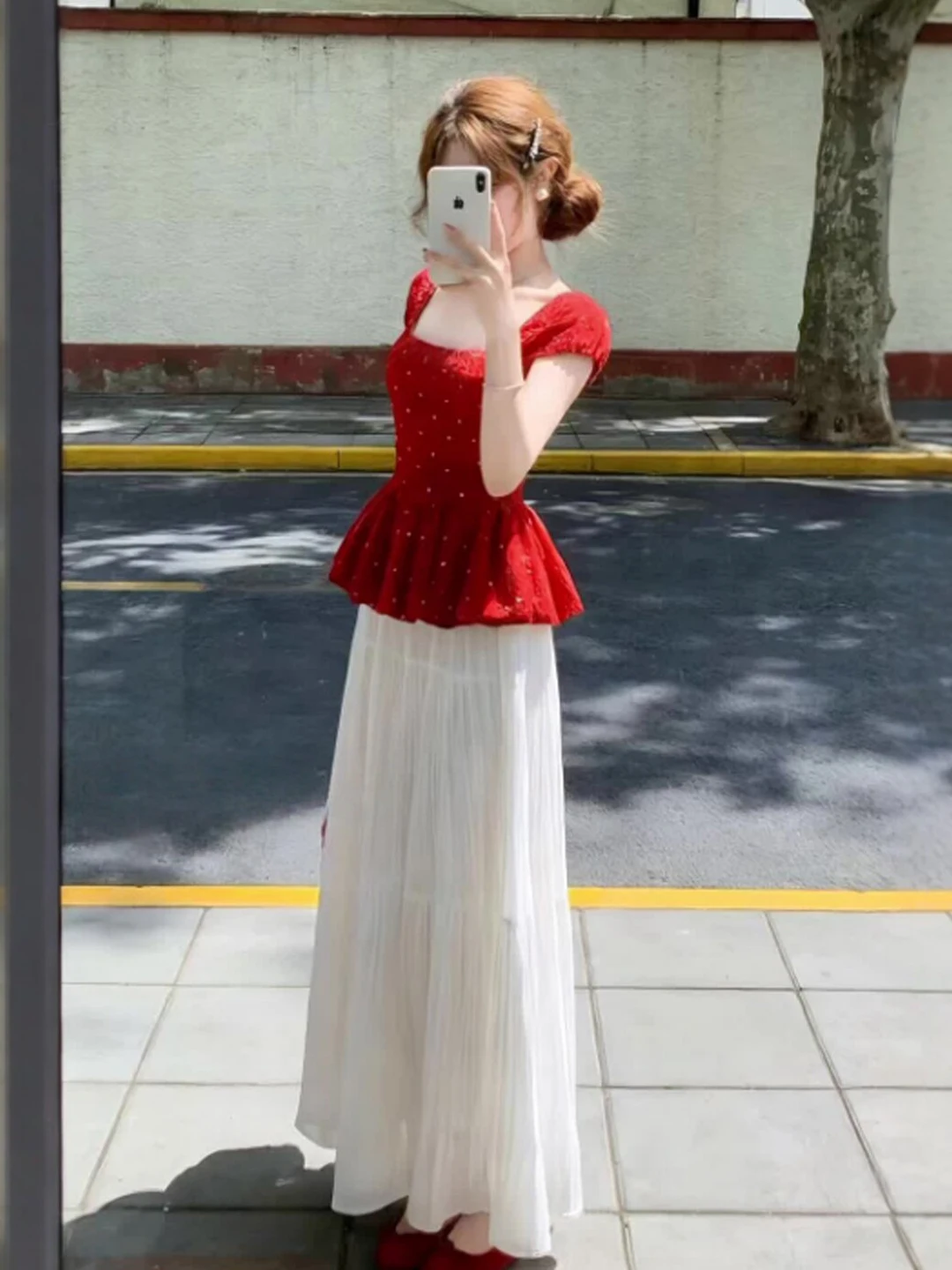 

Красный комплект в нежном стиле: удобная футболка с коротким рукавом и юбка с высокой талией, повседневный летний наряд для молодых женщин