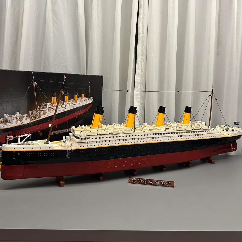 9090 pieces of Titanic, compatible with 10294 cruise ships, building blocks, children's toys, Christmas gifts, lighting in stock