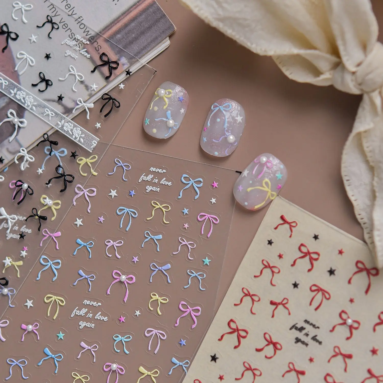 Macaron Schleifen 5D Nagelsticker Regenbogen Schleifenknoten Blau Gelb Lila Kleine Mini-Schleifen Stern Eingelegte Perlen Aufkleber Selbstklebende Maniküre