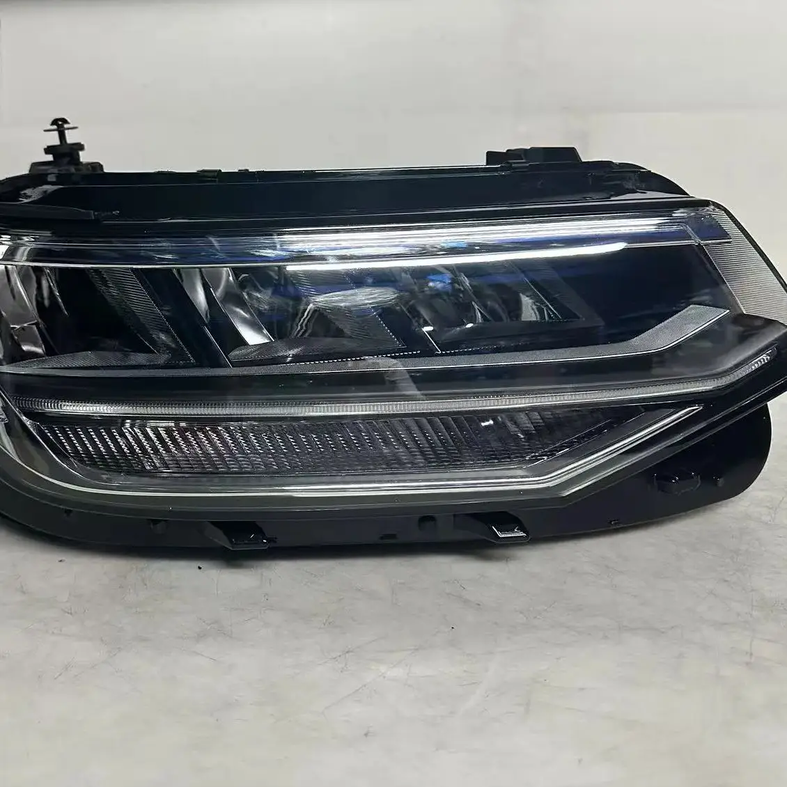 

Автомобильные системы освещения для Volkswagen Tiguan 2022-2023: Оригинальные светодиодные фары (версия для США)