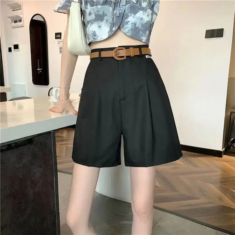 Celana pendek kaki lebar wanita, bawahan kargo longgar kasual pinggang tinggi warna polos dengan sabuk Musim Panas 2024