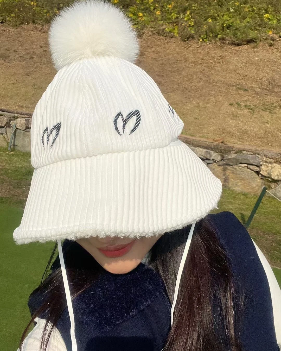 

Элегантная зимняя панама для гольфа, меховые акценты с помпонами, теплоизоляция и регулируемый ремешок на подбородке для ветриных дней