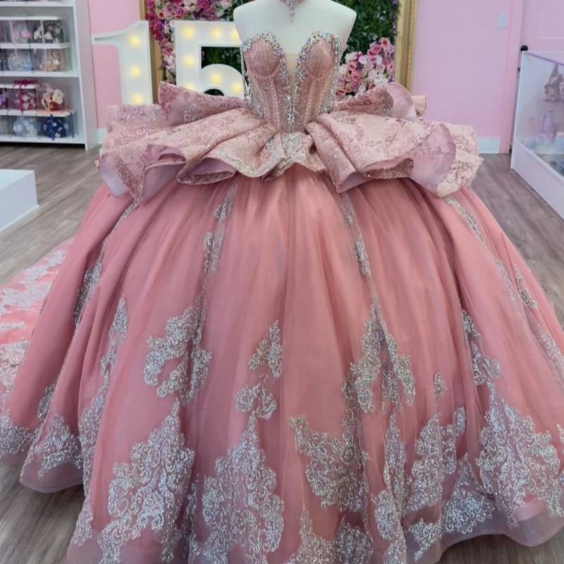 

Роскошное розовое платье для квинсеаньеры с открытыми плечами, блестящими кристаллами, многослойным кружевом и длинным шлейфом, платье для 15-летия. ﻿ Настройте на свой вкус