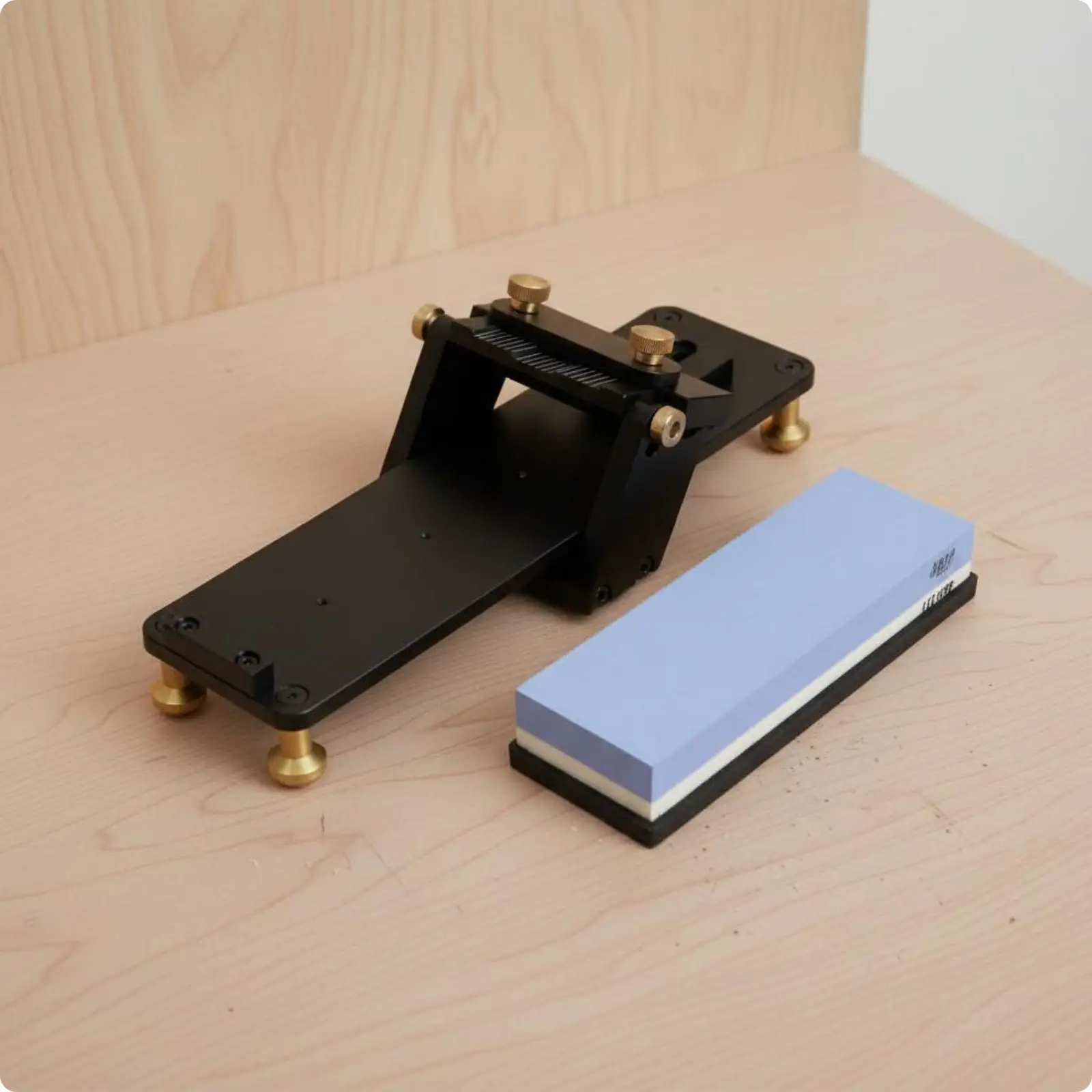 Adjustable Knife Sharpening Guide for Workshop with Aluminum Alloy Rail and Antislip Base for Controlled Honing Tasks