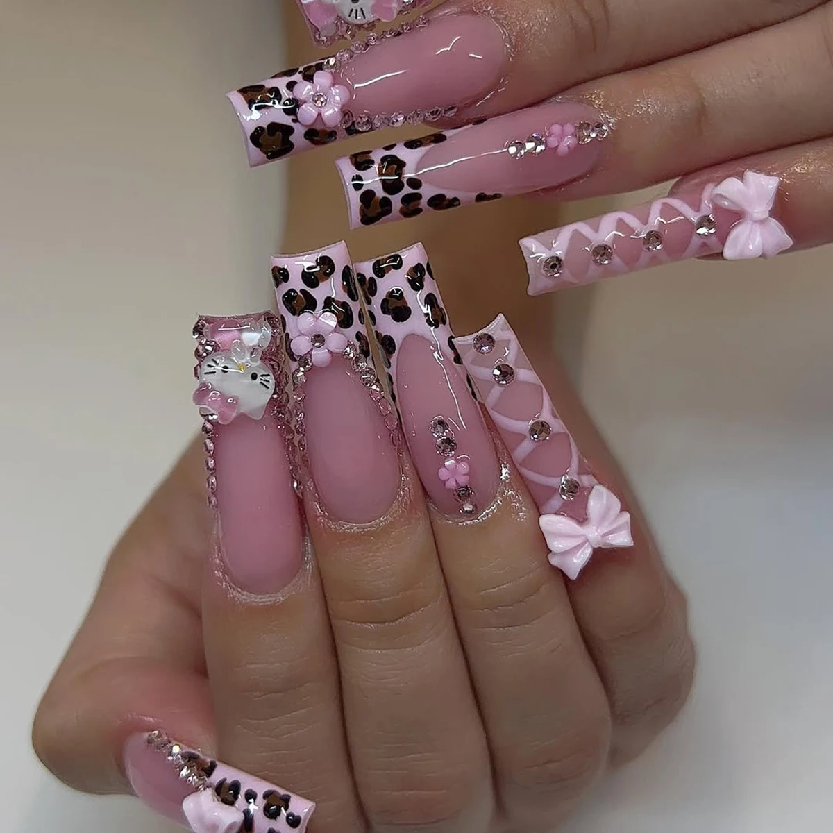 24 faux ongles longs forme ballerine, motif léopard rose, style French, avec nœud stéréo et fleur rose à cinq pétales, style ballerine