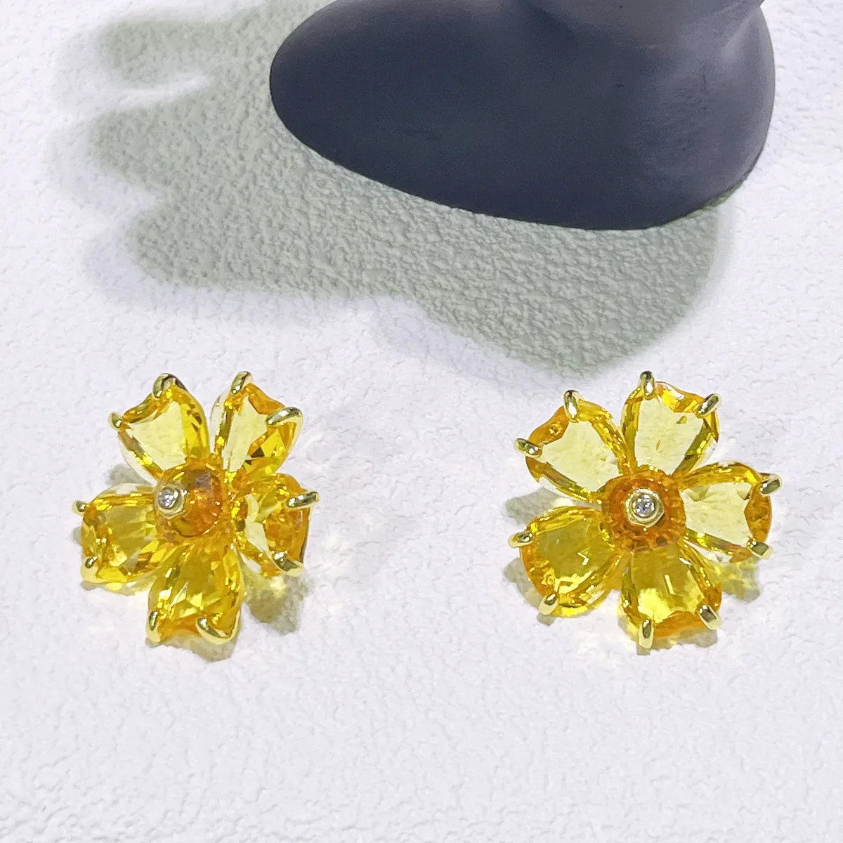NONE Ohrringe 2025, neuer Verkaufstrend, hochwertiger Schmuck, Blume, modische Luxus-Charms, Edelstahl, rosa, gelb, Damenbekleidung 4