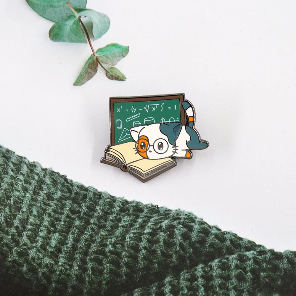 لطيف الكرتون الحيوان شارة معدنية تعلم الرياضيات القط التلبيب دبوس بروش كتاب الطالب تعلم الطالب الذي يذاكر كثيرا عشاق هدية الملحقات