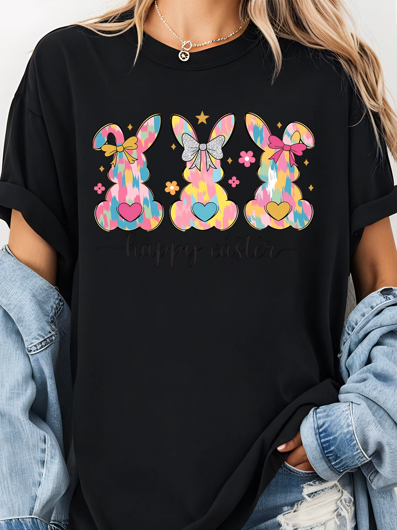 T-shirt con stampa coniglietto pasquale con conigli colorati tie-dye e testo felice pasquale per outfit primaverile casual da donna
