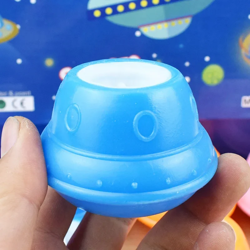 Plato volador creativo para niños, 1 piezas, taza de astronauta, juguetes de ventilación para apretar, Juguetes Divertidos para descomprimir astronautas