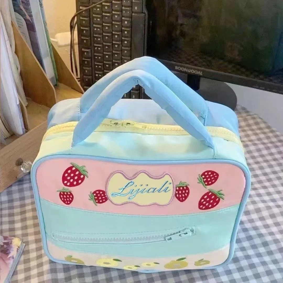Bolsa de maquiagem com contraste de morango, grande capacidade, cores contrastantes, produtos de higiene pessoal cosméticos, alça de pelúcia de algodão, bolsa de maquiagem
