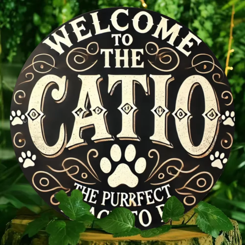 

Модный знак «Добро пожаловать на Катио». Рустикальный утюг, круглые настенные рисунки. Идеально подходит для садов любителей кошек.