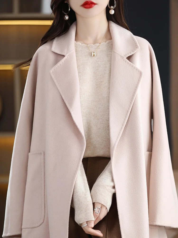 ふわふわとしたカジュアルなフリル襟のロング丈レディースニットセーター、ゆったりとしたニットウェア、秋冬ファッション、トレンドの新作、2025年