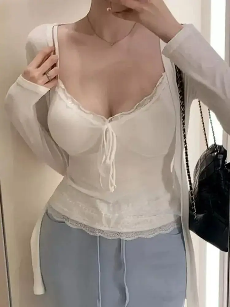 

Нежный комплект из двух предметов в стиле Pure Desire: кружевной кардиган с открытыми плечами и брюки с высокой талией из смесового хлопка. Осенняя мода, повседневный стиль.