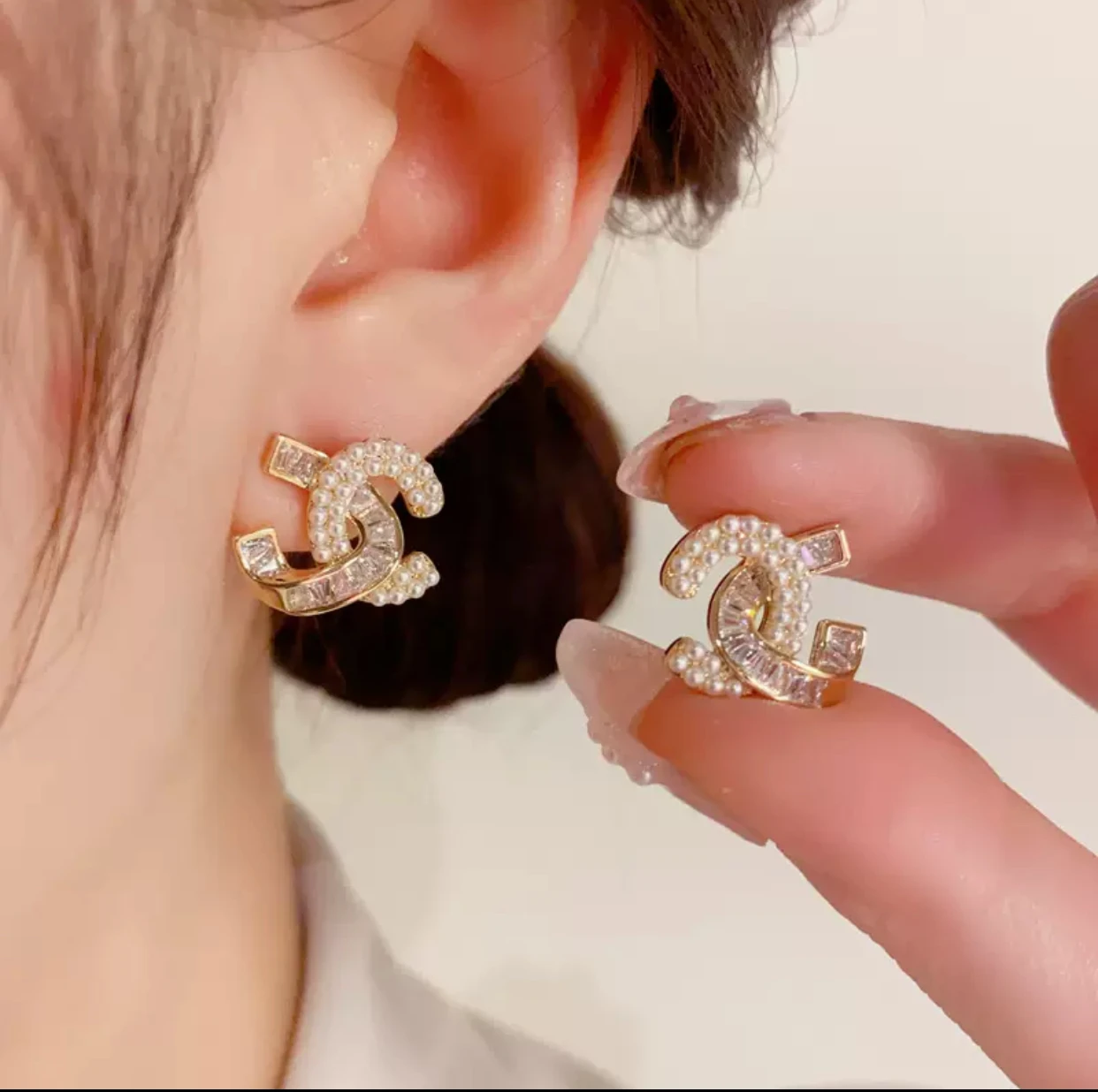 Hot sale 1.4 * 1.6 cm luxury exquisite high-end fashion micro-pearl earrings, temperament all-around design sense earrings